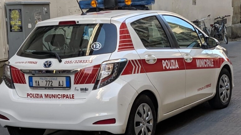 Auto della polizia municipale (foto d’archivio, Ansa)