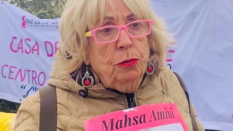 Emergenza femminicidi in Italia: la Casa delle Donne di Viareggio scende in piazza per denunciare la violenza quotidiana e il sistema patriarcale che la alimenta. Emergenza femminicidi in Italia: la Casa delle Donne di Viareggio scende in piazza per denunciare la violenza quotidiana e il sistema patriarcale che la alimenta.