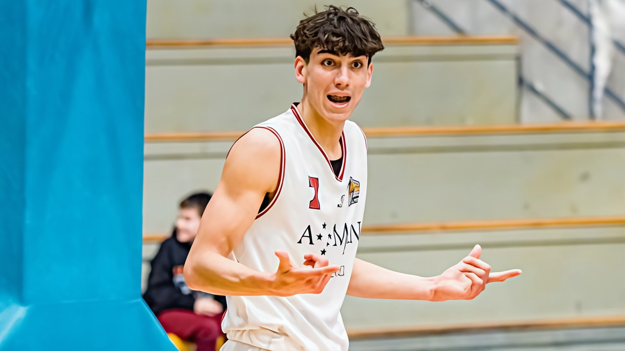 Gianmarco Iannicelli confermato nella Scuola Basket Arezzo per la prossima stagione, mostrando talento e determinazione. Coach Fioravanti elogia le sue qualità atletiche. Ettore Semprini Cesari saluta la squadra.