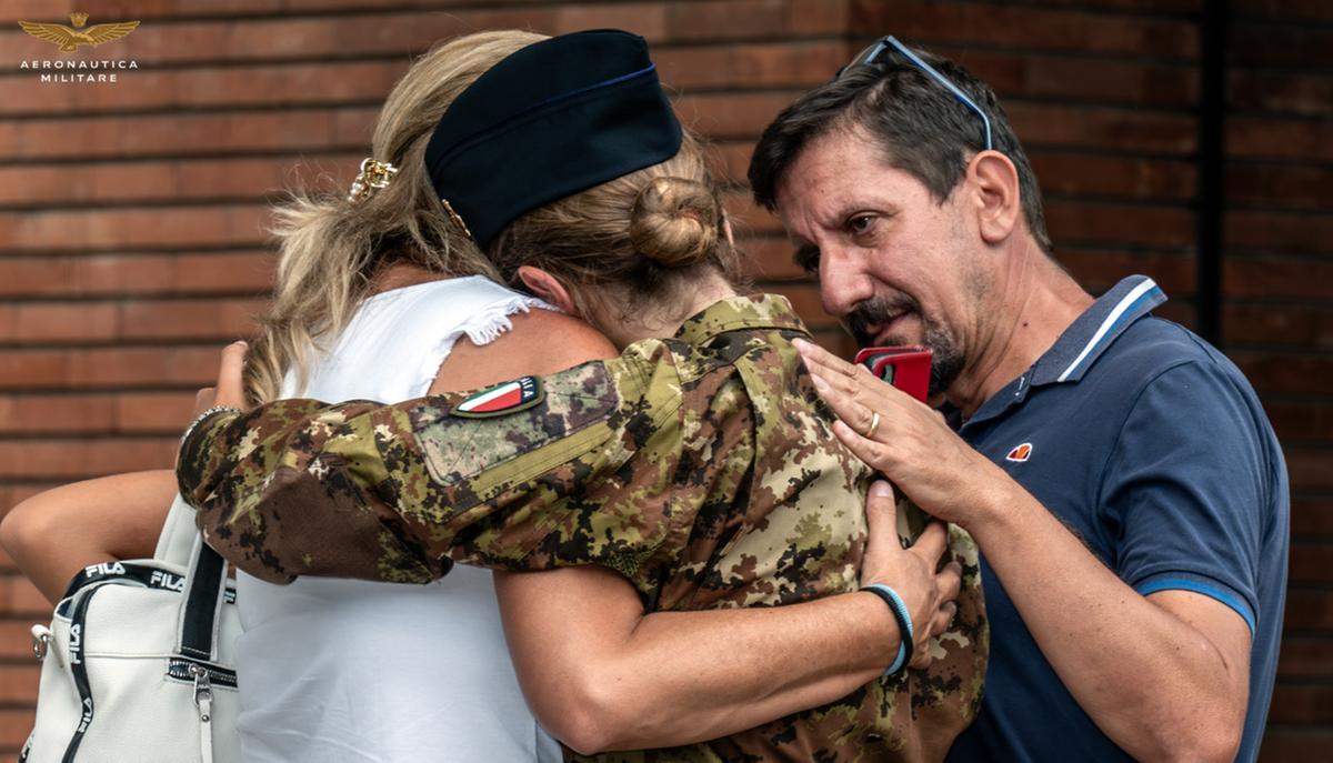 l8217abbraccio coi genitori e le lacrime poi inizia la vita militare firenze si ripete il rito