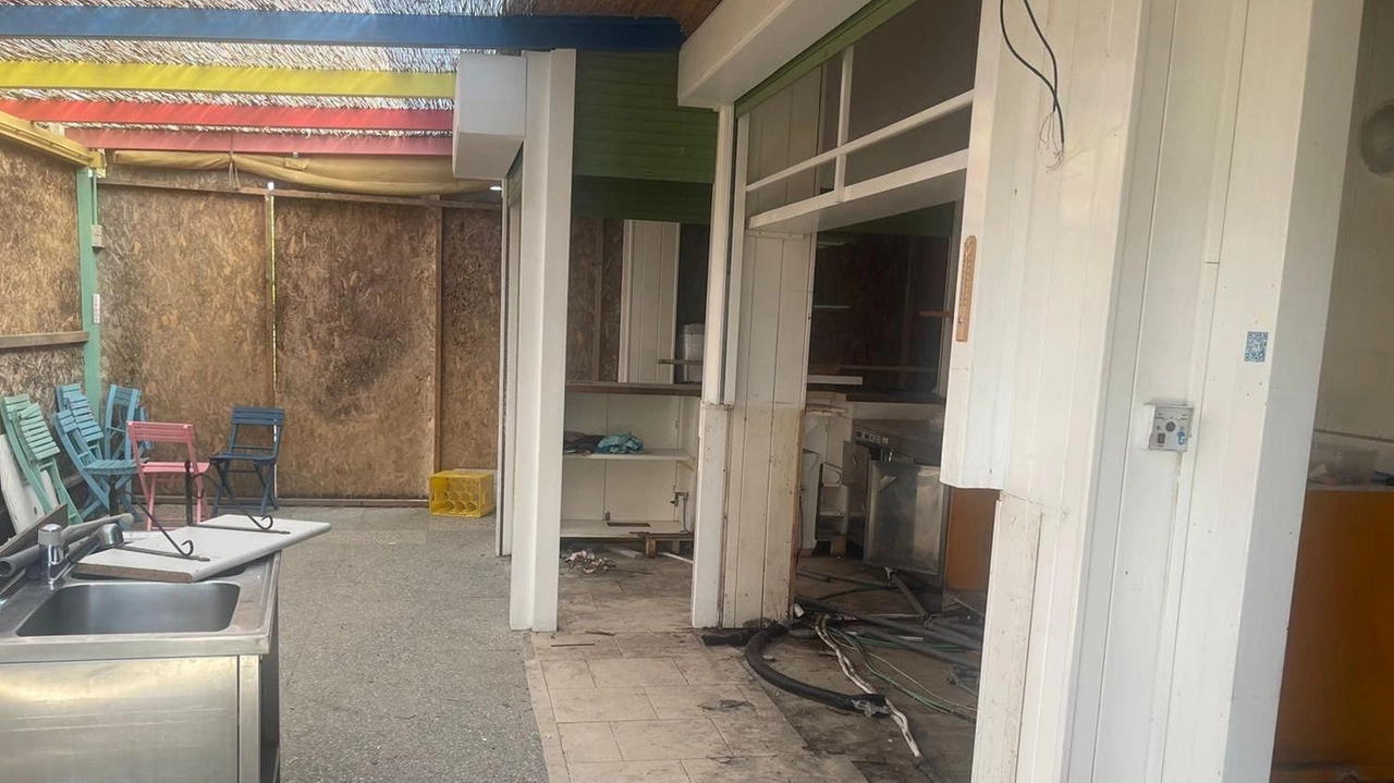 Un’immagine dello stato di abbandono e degrado dei locali della spiaggia comunale di Levante Iil nuovo concessionario non è riuscito ad avviare la stagione Un’immagine dello stato di abbandono e degrado dei locali della spiaggia comunale di Levante Iil nuovo concessionario non è riuscito ad avviare la stagione