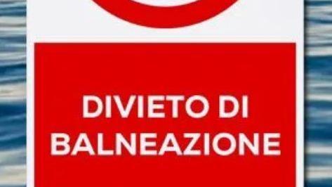 https://www.lanazione.it/image-service/view/acePublic/alias/contentid/MjQ4N2ZhYmMtYzY5Ny00/0/acque-non-pulite-divieto-di-balneazione.jpeg?f=16:9&w=1200&h=630