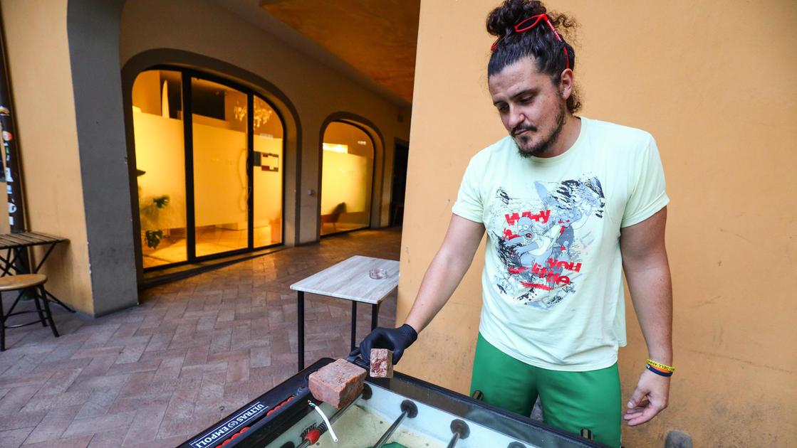 https://www.lanazione.it/image-service/view/acePublic/alias/contentid/MjQ4YTlhYjctMjliZS00/0/dario-iacopini-in-una-foto-darchivio-risalente-a-una-rissa-avvenuta-in-piazza-lo-scorso-settembre.jpeg?f=16:9&w=1200&h=630