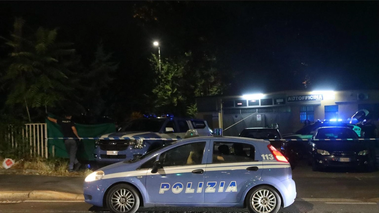 In zona Corvetto a Milano, prima l'ha colpito con un coltello