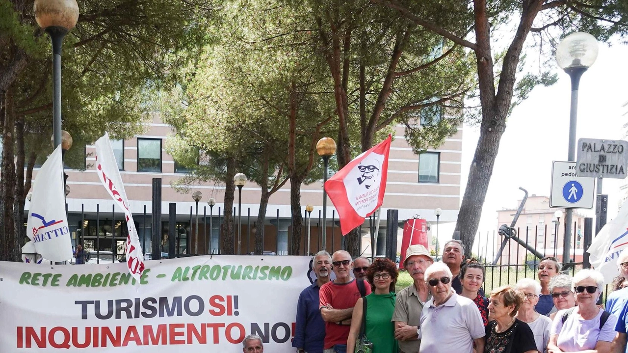 Un sit-in di protesta organizzato nell’estate 2023 da Rete Ambiente in Tribunale Un sit-in di protesta organizzato nell’estate 2023 da Rete Ambiente in Tribunale