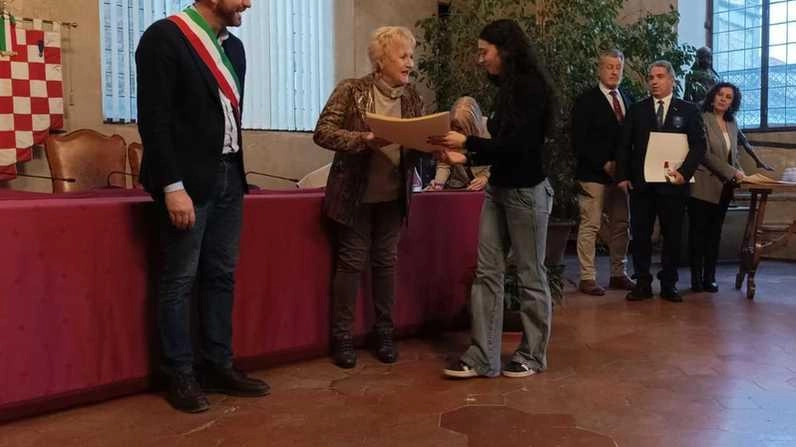 La consegna è avvenuta a Palazzo comunale, in sala Maggiore. Il sindaco Tomasi: "Questi ragazzi hanno un grande senso civico". .