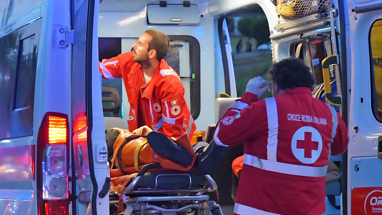 I soccorritori hanno tentato di rianimare l’imprenditore ma senza esito: è morto schiacciato sotto al trattore I soccorritori hanno tentato di rianimare l’imprenditore ma senza esito: è morto schiacciato sotto al trattore