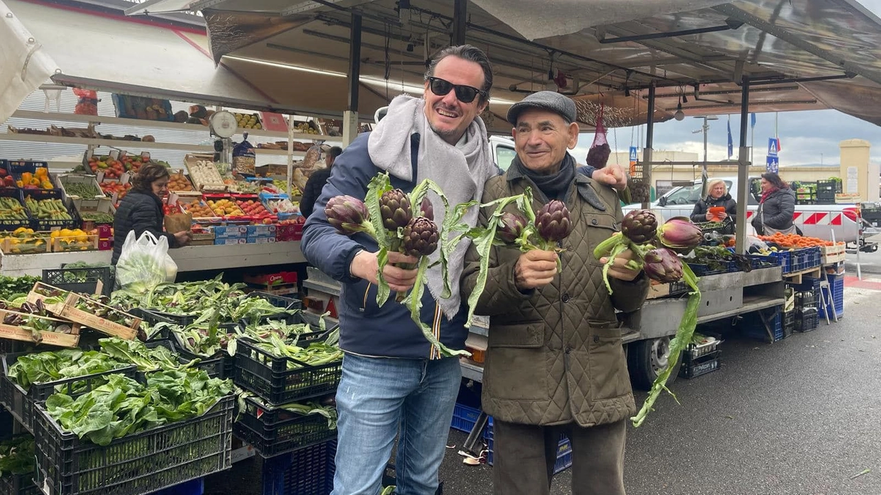 Il sindaco Gabriele Gasperini al mercato settimanale tornato in centro Il sindaco Gabriele Gasperini al mercato settimanale tornato in centro