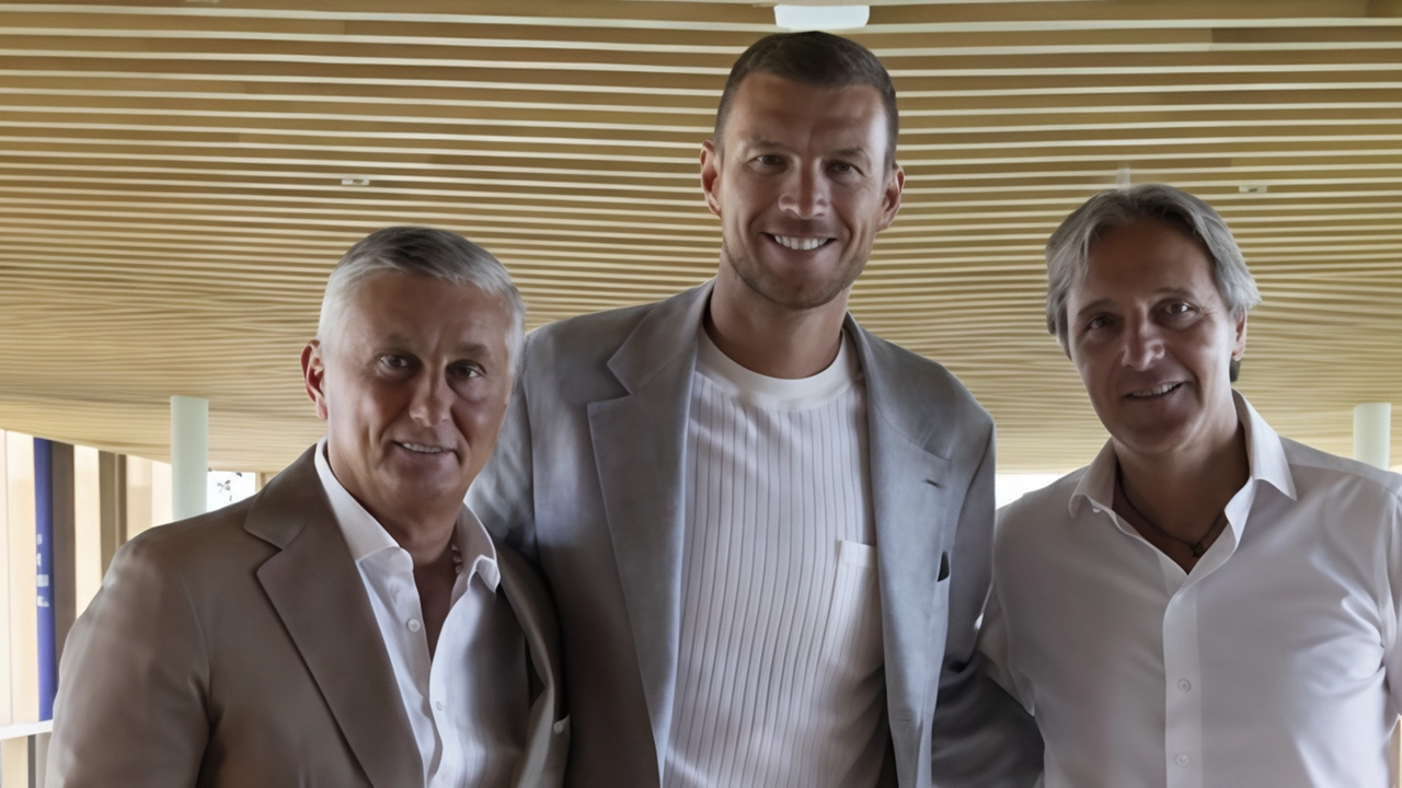 Dzeko sorridente con i dirigenti viola: a sinistra il direttore sportivo, Pradè e a destra del bomber il direttore generale, Ferrari Dzeko sorridente con i dirigenti viola: a sinistra il direttore sportivo, Pradè e a destra del bomber il direttore generale, Ferrari