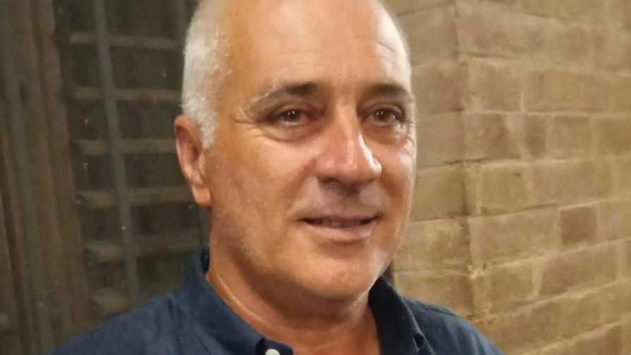 Il fantino Dario Colagè, noto come Il Bufera, parla dei suoi cavalli a Siena e del successo di Velluto al Palio, esprimendo rammarico per il mancato utilizzo di talenti locali. Il fantino Dario Colagè, noto come Il Bufera, parla dei suoi cavalli a Siena e del successo di Velluto al Palio, esprimendo rammarico per il mancato utilizzo di talenti locali.