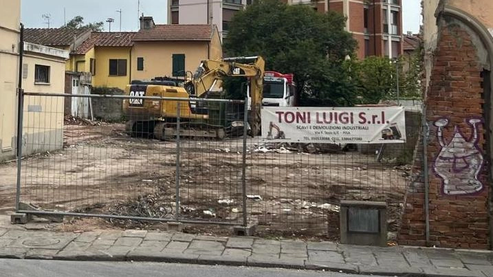L’operazione di recupero dell’area in via Cattaneo, strategica per il quartiere Tra il civico 120. e 126 ormai insistevano soltanto dei manufatti divenuti dei ruderi