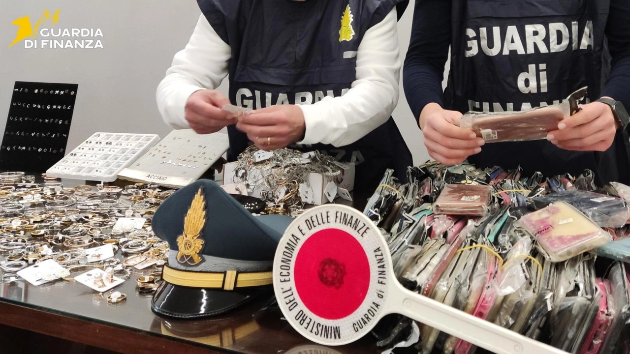 Il materiale sequestrato dalle fiamme gialle Il materiale sequestrato dalle fiamme gialle