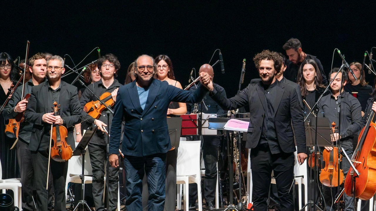 Il celebre doppiatore-attore al Lyrick di Assisi il 17 aprile con una mega orchestra. Ecco “Soundtracks“, viaggio nelle colonne sonore
