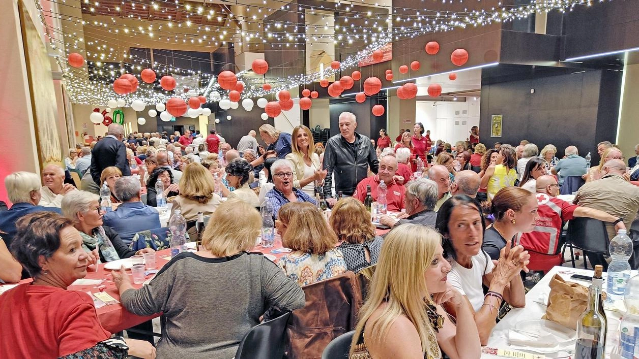 Grande successo per la «Tavolata» della Croce rossa organizzata a Follonica Grande successo per la «Tavolata» della Croce rossa organizzata a Follonica
