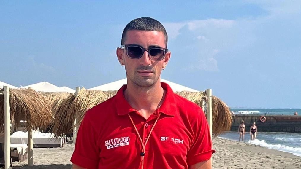 Lorenzo Manfredi, assistente bagnanti al Beach Club del Cinquale, si è tuffato in mare per soccorrere un cliente in difficoltà. Grazie alla sua prontezza d'azione, il ragazzo ferito è stato soccorso e ora si sta riprendendo. Lorenzo Manfredi, assistente bagnanti al Beach Club del Cinquale, si è tuffato in mare per soccorrere un cliente in difficoltà. Grazie alla sua prontezza d'azione, il ragazzo ferito è stato soccorso e ora si sta riprendendo.