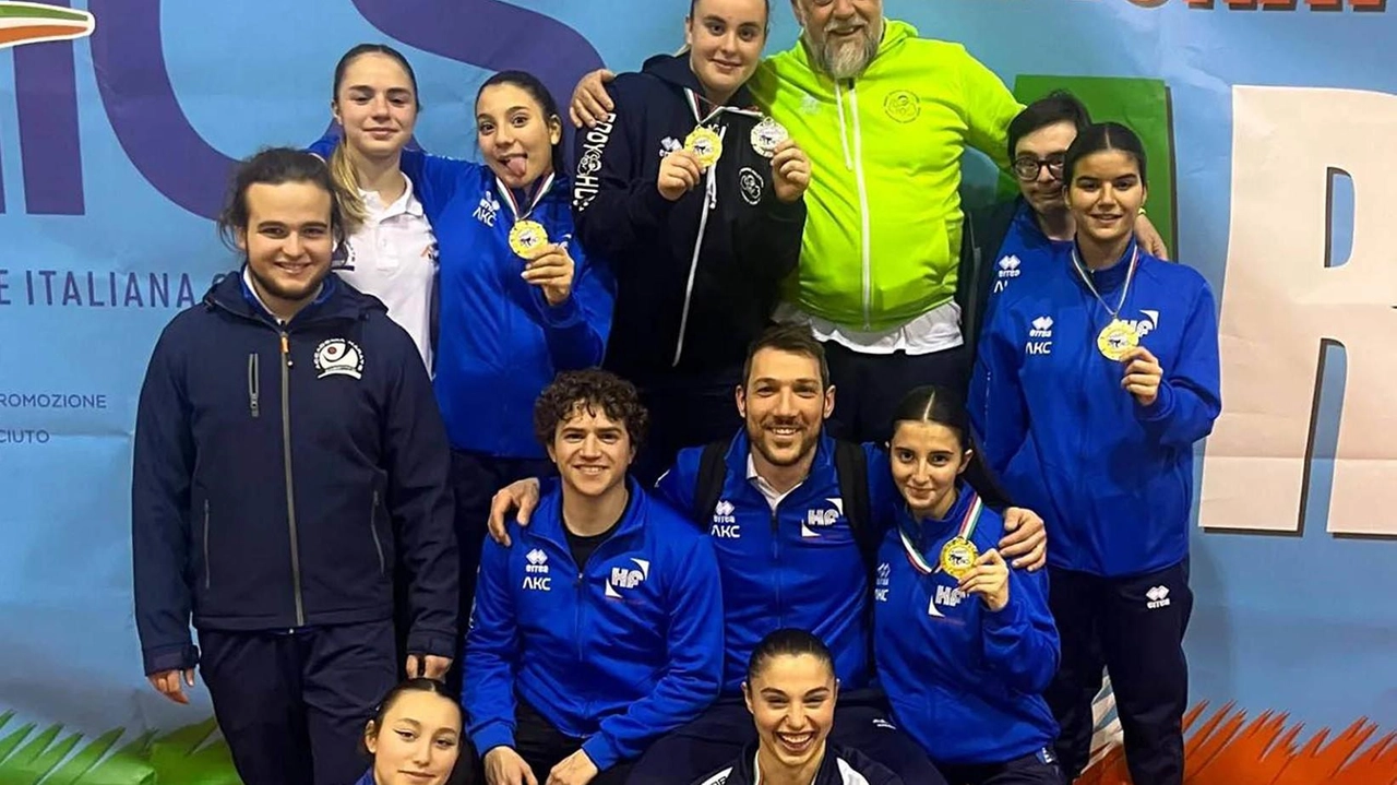 Due medaglie per Anna Simoni vittorie anche per Laura . Abenante, Sonia Nocentini,. Lara Piantini ed Elisa Liguri. Due medaglie per Anna Simoni vittorie anche per Laura . Abenante, Sonia Nocentini,. Lara Piantini ed Elisa Liguri.