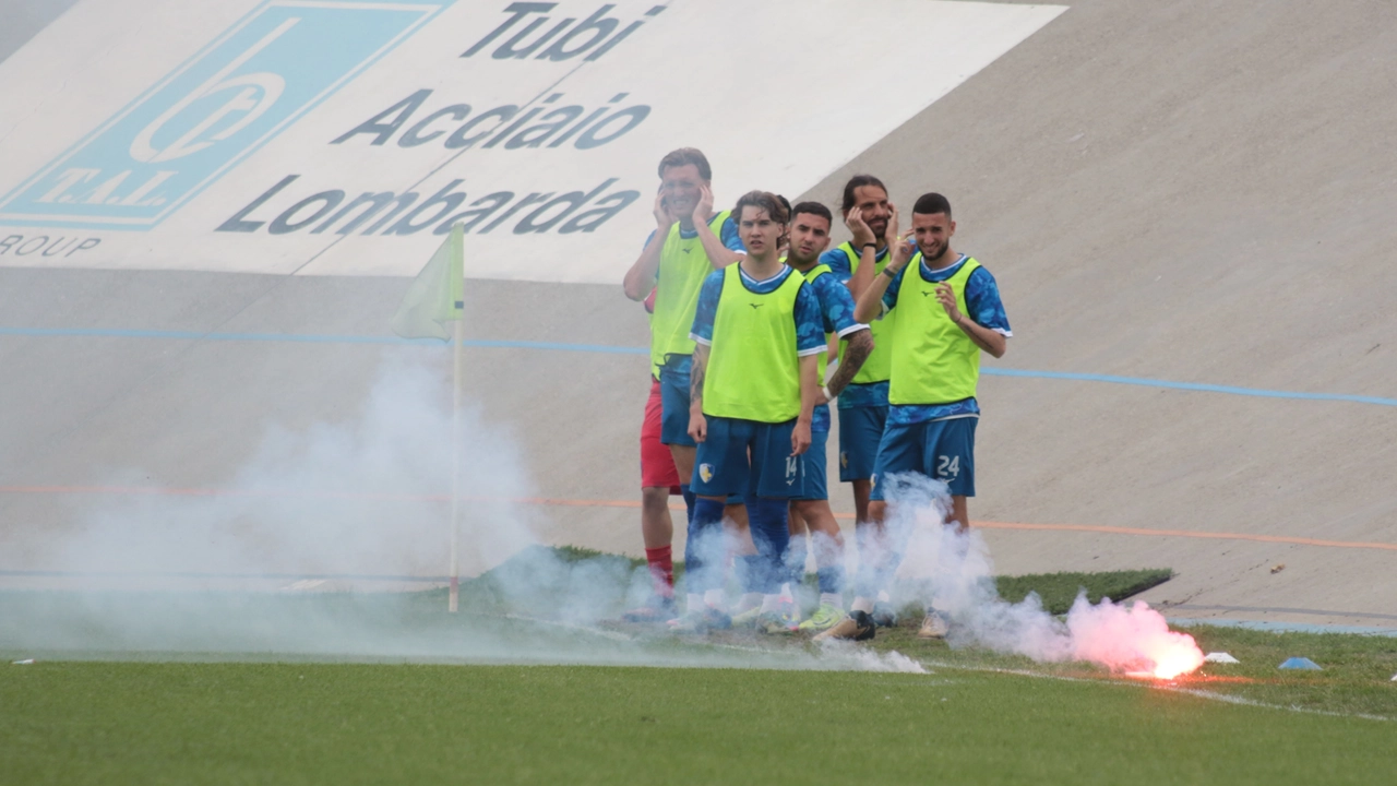 Lancio di petardi e fumogeni degli ultras: Fiorenzuola-Prato sospesa nella ripresa