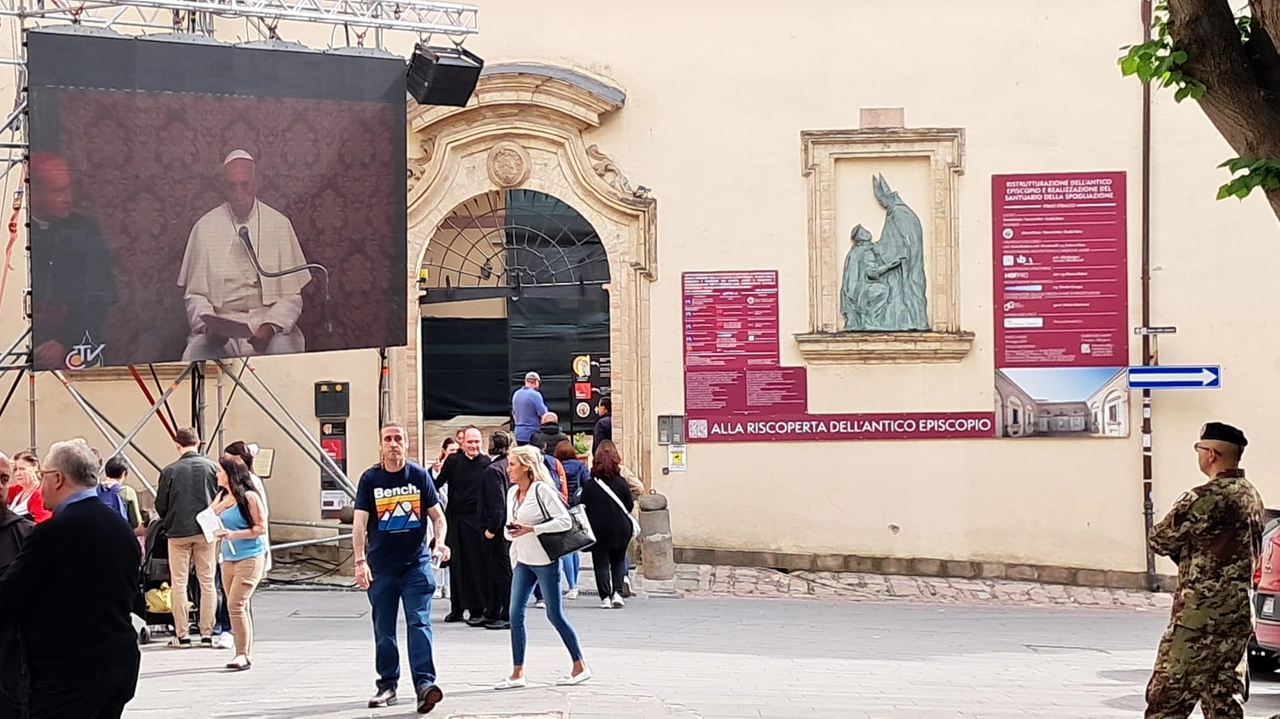 Uno dei maxischermi allestiti ad Assisi per trasmettere i funerali del Papa