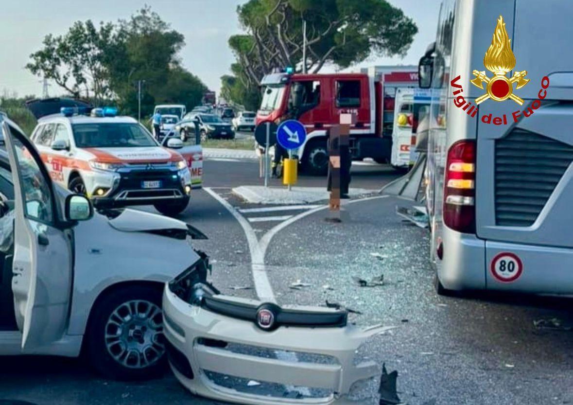 Pauroso schianto sull’Aurelia: moto, auto e pullman turistico coinvolti nell’incidente