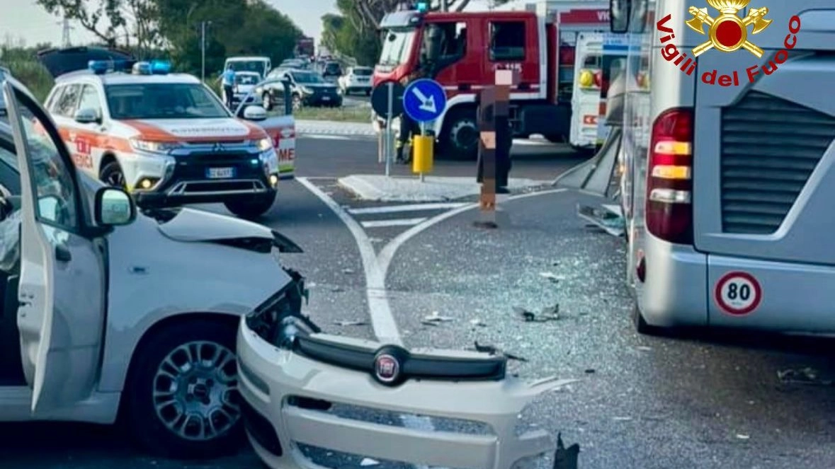 Incidente in via Aurelia, coinvolti un'auto, una moto e un pullman. Soccorsi e vigili del fuoco sul posto