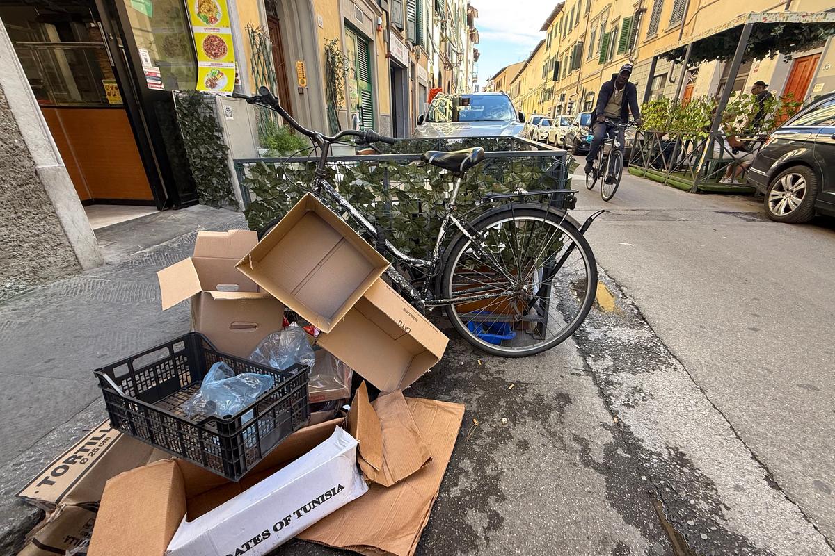 Firenze, una strada sotto assedio: spaccio, bivacchi e furti. “Altro che area Unesco, qui solo delinquenza”