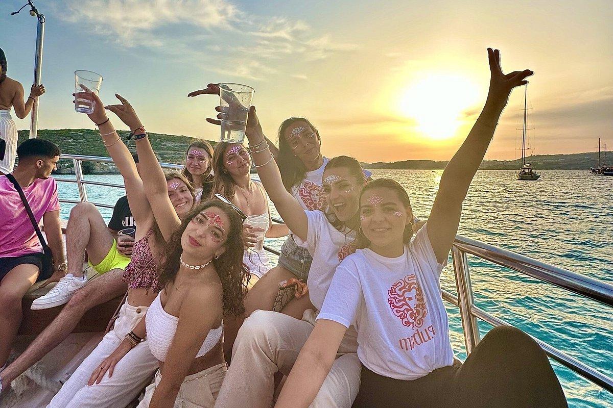 Forte dei Marmi, impazza il ’Boat party’: vip e musica sulle barche a largo con Gurulandia Forte dei Marmi, impazza il ’Boat party’: vip e musica sulle barche a largo con Gurulandia