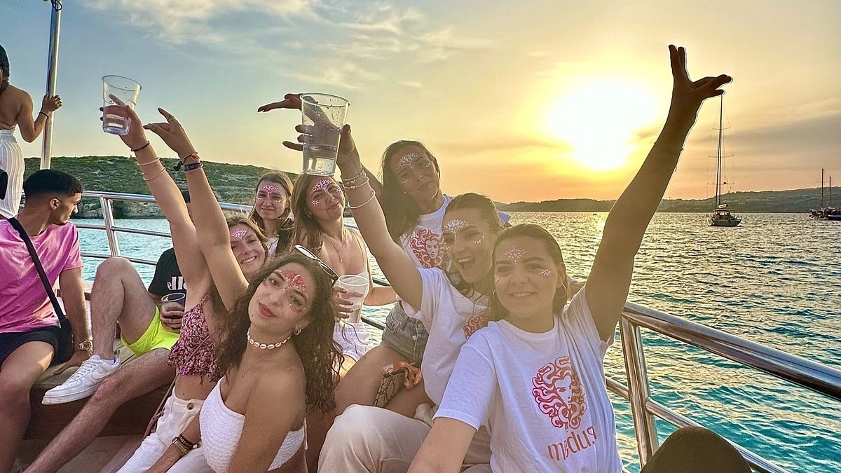 Impazza la moda del boat party: a Forte dei Marmi una festa con tante barche a largo, tra musica e vip Impazza la moda del boat party: a Forte dei Marmi una festa con tante barche a largo, tra musica e vip