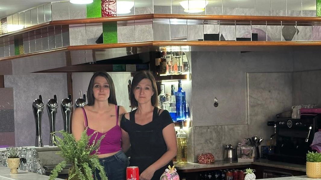 Madre e figlia nel bar che hanno appena aperto che rappresentava il loro sogno Grande entusiasmo e tanti complimenti per l’iniziativa a Michela e Nicole Madre e figlia nel bar che hanno appena aperto che rappresentava il loro sogno Grande entusiasmo e tanti complimenti per l’iniziativa a Michela e Nicole