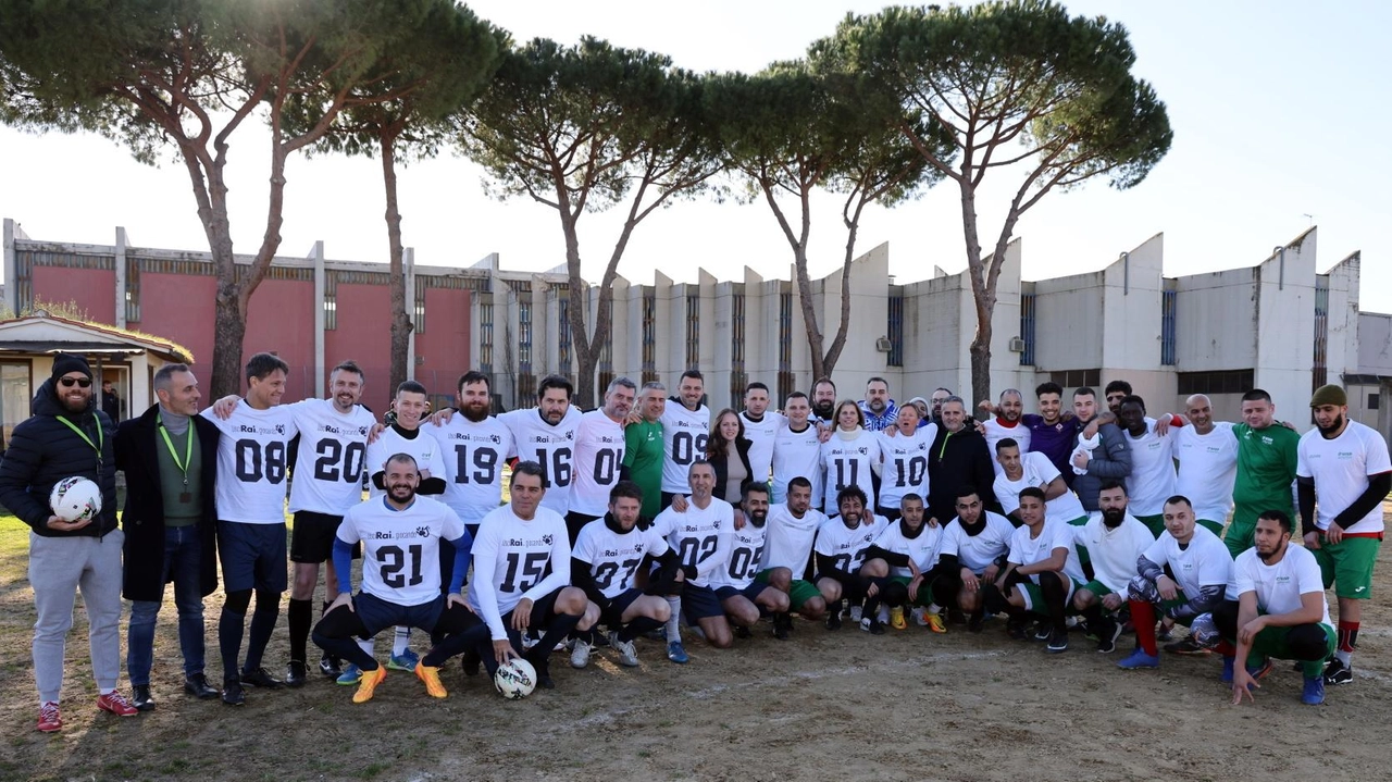 Il gruppo delle due squadre che si sono affrontate nel carcere di Sollicciano Il gruppo delle due squadre che si sono affrontate nel carcere di Sollicciano