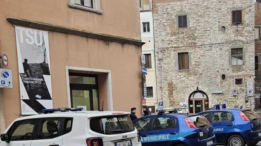La centrale della Polizia locale di Todi I vigili hanno effettuato anche ripetute verifiche nei cantieri edili sul territorio La centrale della Polizia locale di Todi I vigili hanno effettuato anche ripetute verifiche nei cantieri edili sul territorio