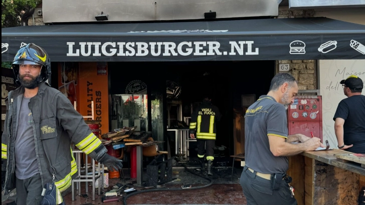 I vigili del fuoco al lavoro per la messa in sicurezza dei locali dopo aver spento l'incendio I vigili del fuoco al lavoro per la messa in sicurezza dei locali dopo aver spento l'incendio