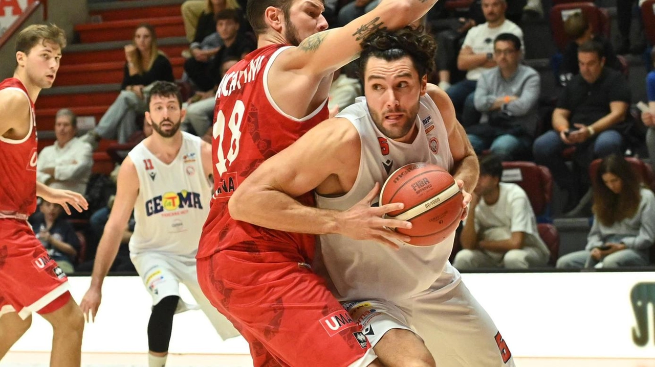 Il pivot de La T Gema Marco di Pizzo in un’azione di gioco Il pivot de La T Gema Marco di Pizzo in un’azione di gioco