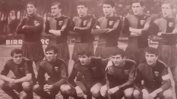 Il Genoa che nel 1965 con Agroppi in prestito dal Torino vinse la Coppa Carnevale alla monetina contro la Juventus Il Genoa che nel 1965 con Agroppi in prestito dal Torino vinse la Coppa Carnevale alla monetina contro la Juventus