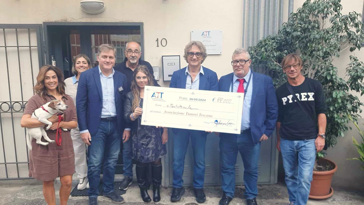 La consegna dell'assegno La consegna dell'assegno