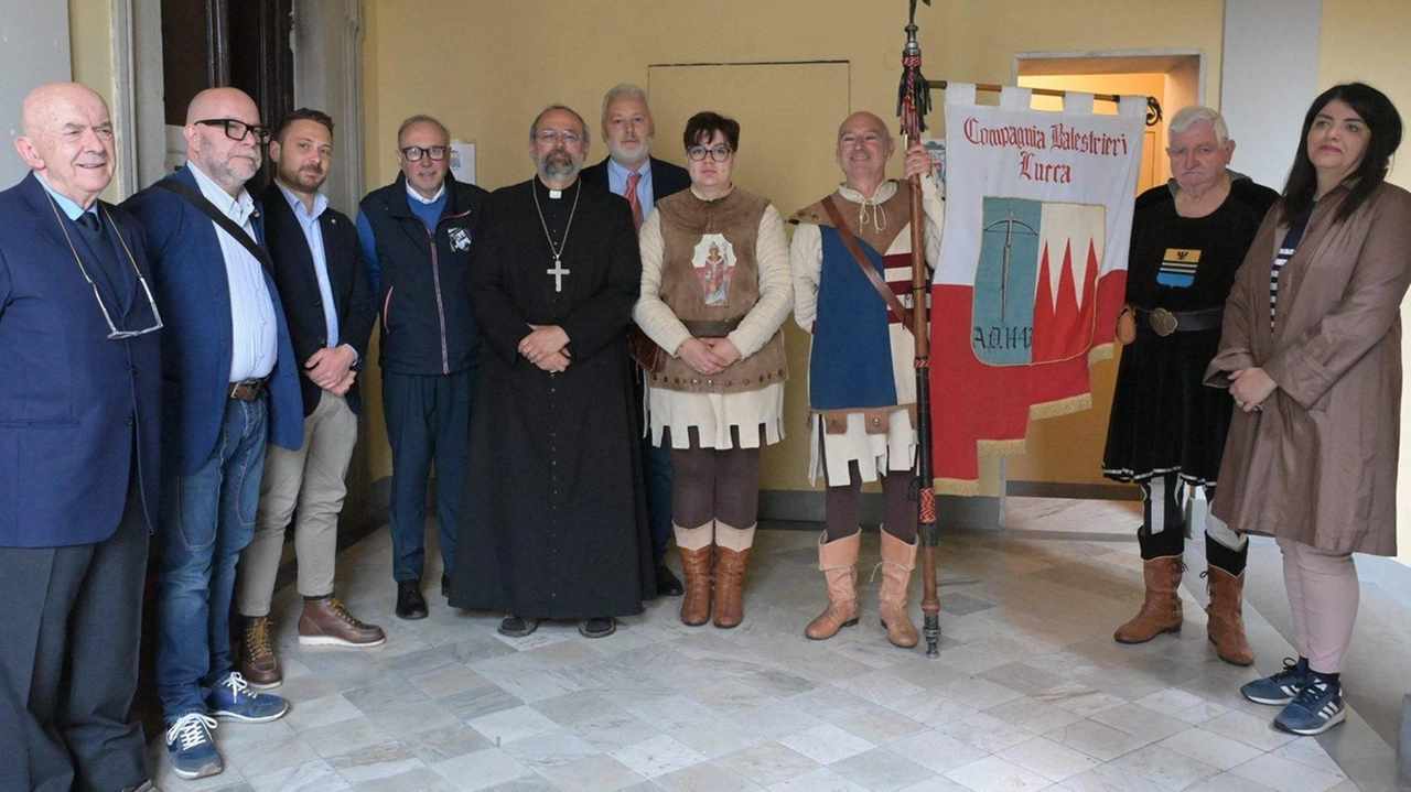 Monsignor Paolo Giiulietti con l’assessora alla cultura Mia Pisano e la Compagnia Balestrieri alla mostra nella casermetta San Pietro Monsignor Paolo Giiulietti con l’assessora alla cultura Mia Pisano e la Compagnia Balestrieri alla mostra nella casermetta San Pietro