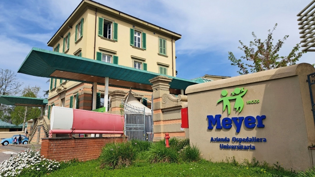 Il piccolo è stato trasportato all'ospedale pediatrico Meyer di Firenze