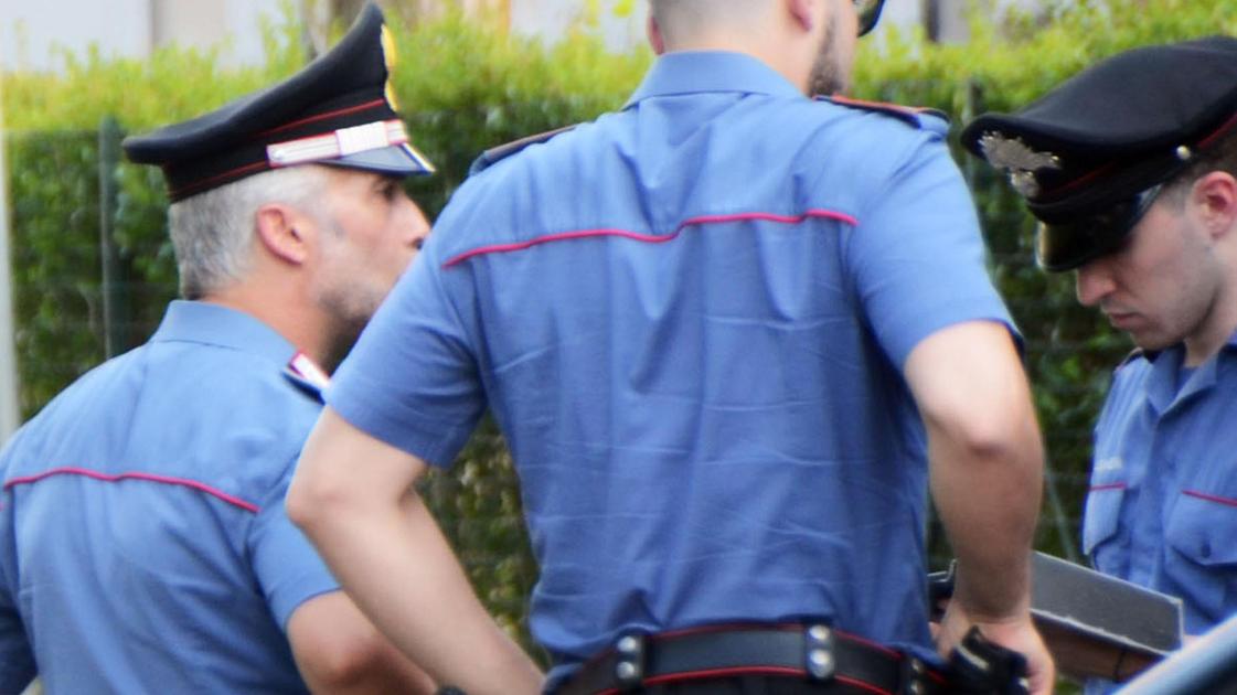 Trova ladro in casa. Poliziotto lo blocca Trova ladro in casa. Poliziotto lo blocca