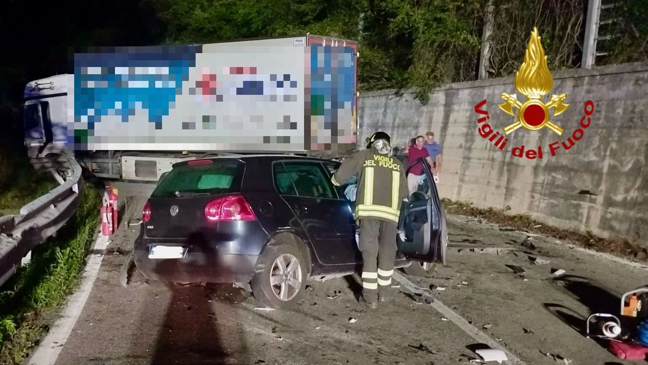 Il terribile incidente tra il camion e l'auto (Foto vigili del fuoco) Il terribile incidente tra il camion e l'auto (Foto vigili del fuoco)