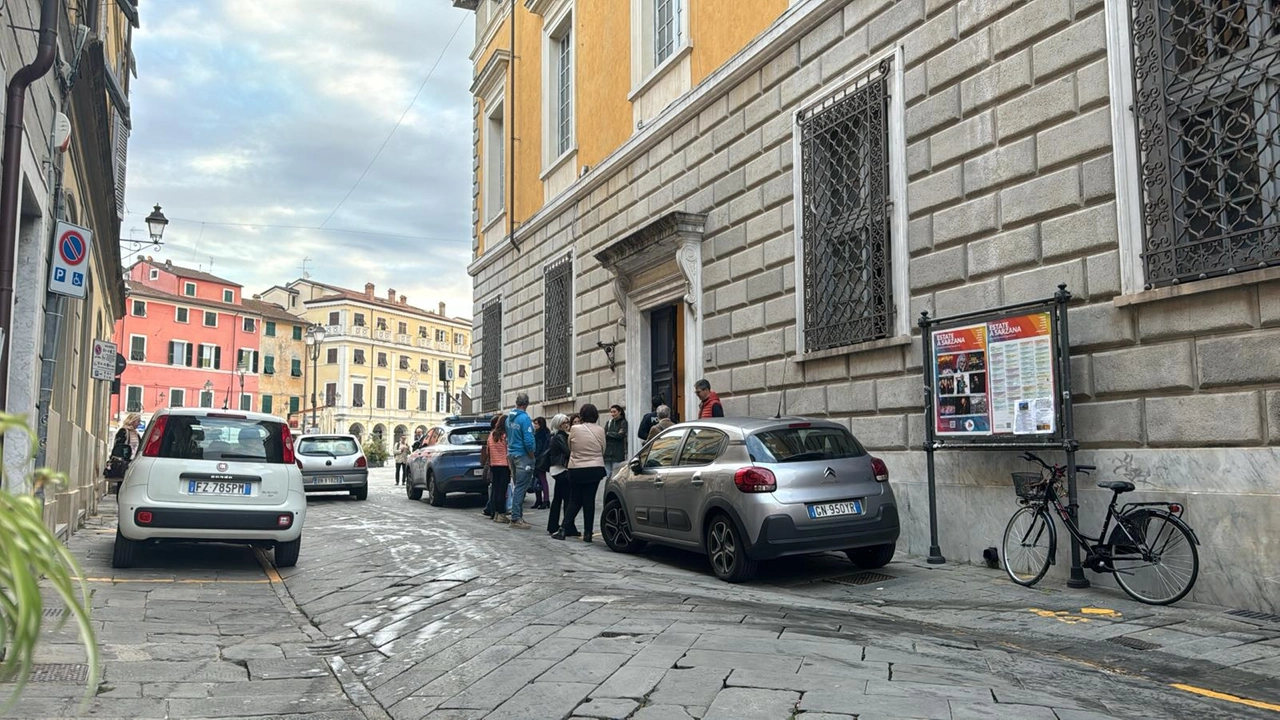 I dipedenti all’esterno del Comune in attesa dei rilievi della polizia I dipedenti all’esterno del Comune in attesa dei rilievi della polizia