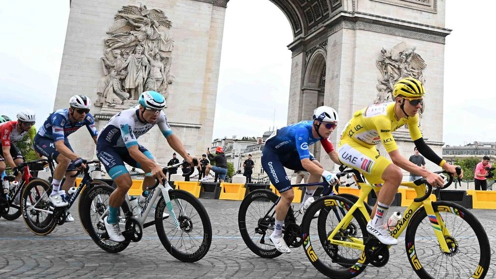 Il passaggio di Tadej Pogačar davanti all’Arc de Triomphe in occasione dell’ultima tappa del Tour de France Il passaggio di Tadej Pogačar davanti all’Arc de Triomphe in occasione dell’ultima tappa del Tour de France