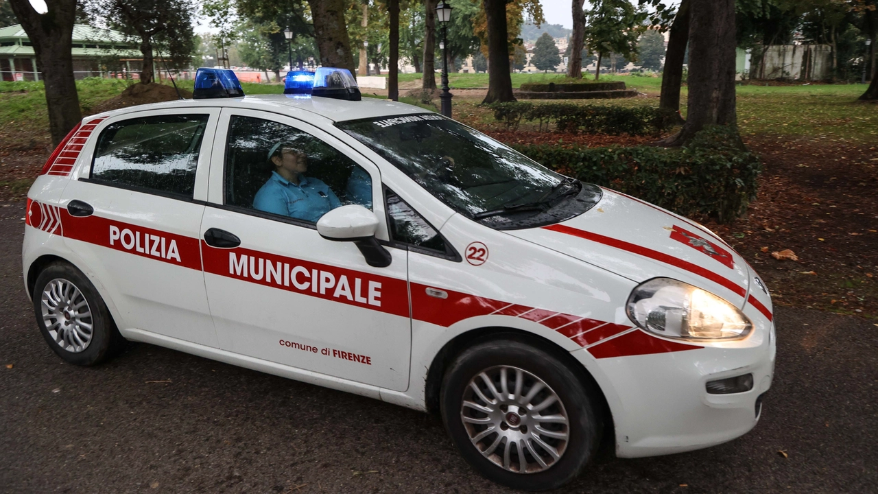 I controlli antidroga della polizia municipale a Firenze (Giuseppe Cabras/New Press Photo) I controlli antidroga della polizia municipale a Firenze (Giuseppe Cabras/New Press Photo)