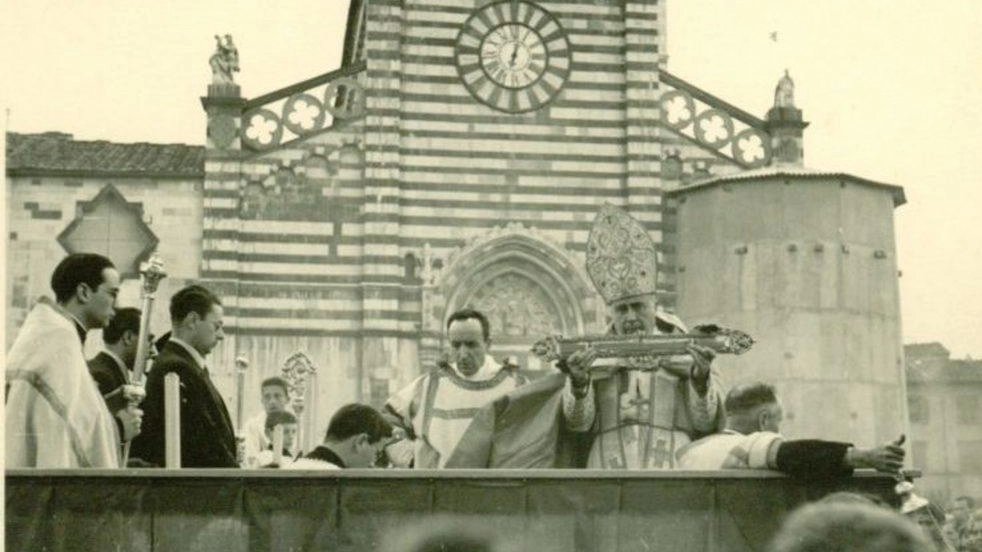 Il pulpito ingabbiato durante la guerra e l’ostensione in piazza con il vescovo Giuseppe Debernardi Il pulpito ingabbiato durante la guerra e l’ostensione in piazza con il vescovo Giuseppe Debernardi