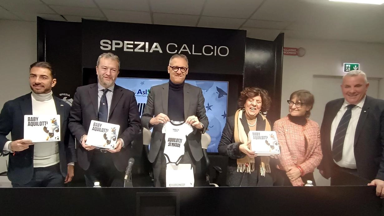 Da sinistra, Medusei, Sanguineti, Gazzoli, Corona, Morelli, Cimino nella sede del còub Da sinistra, Medusei, Sanguineti, Gazzoli, Corona, Morelli, Cimino nella sede del còub