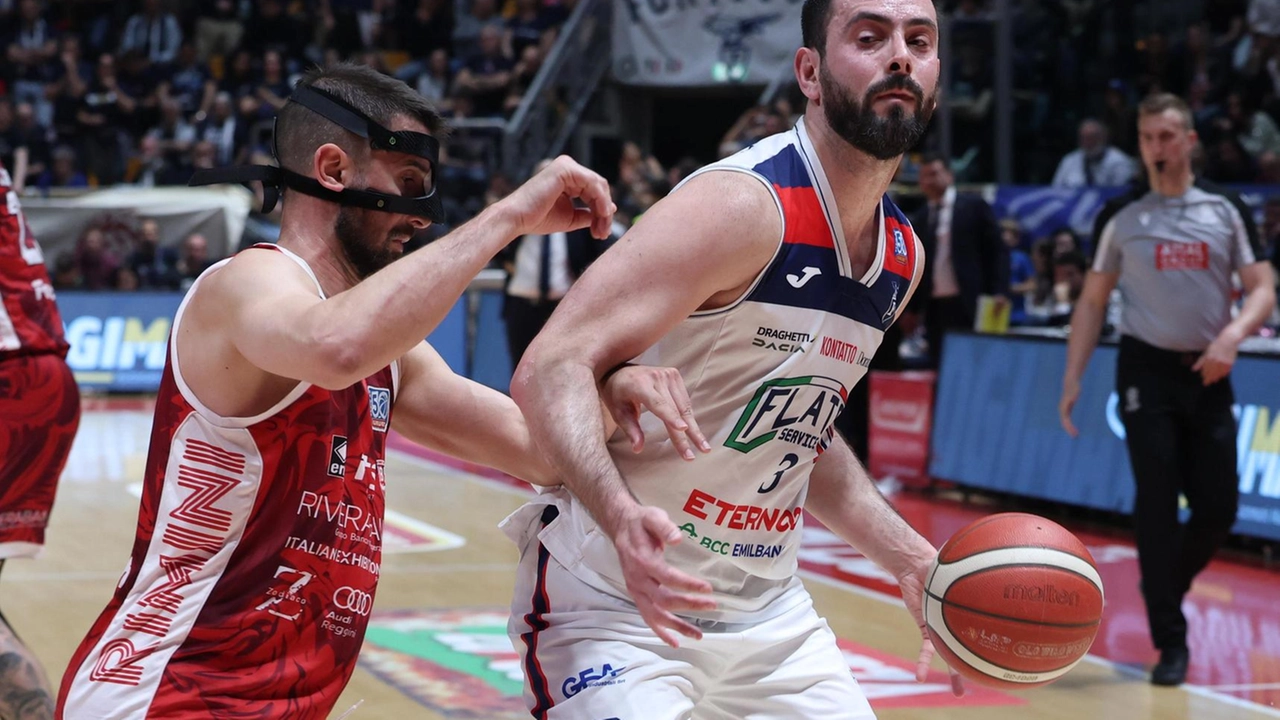 Playoff: Fortitudo sfida Cantù, Vencato in forse per gara-uno