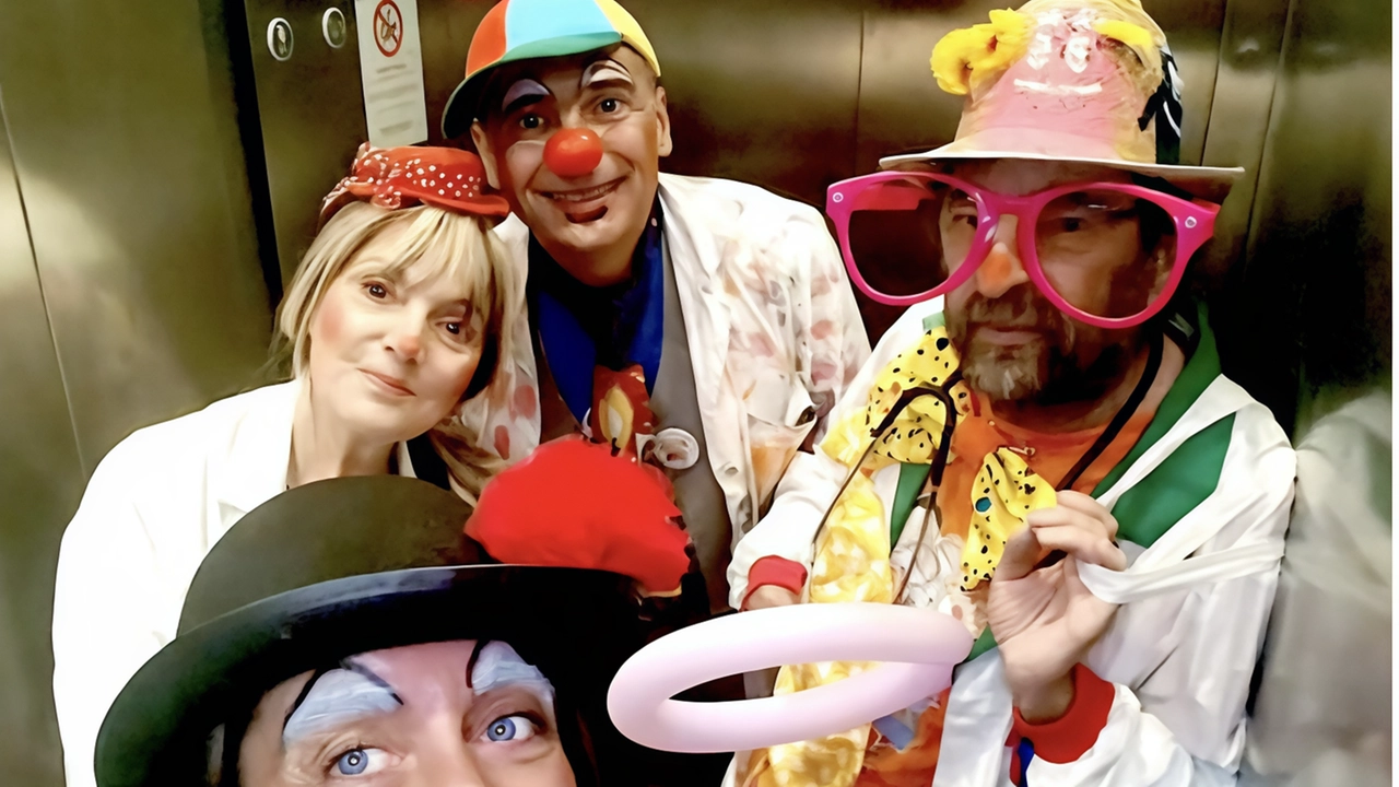 Riprende la clown terapia al San Donato di Arezzo dopo la sospensione dovuta al Covid. La Valigia dei Sorrisi torna in corsia, portando gioia e conforto ai pazienti di ortopedia e pediatria. Riprende la clown terapia al San Donato di Arezzo dopo la sospensione dovuta al Covid. La Valigia dei Sorrisi torna in corsia, portando gioia e conforto ai pazienti di ortopedia e pediatria.