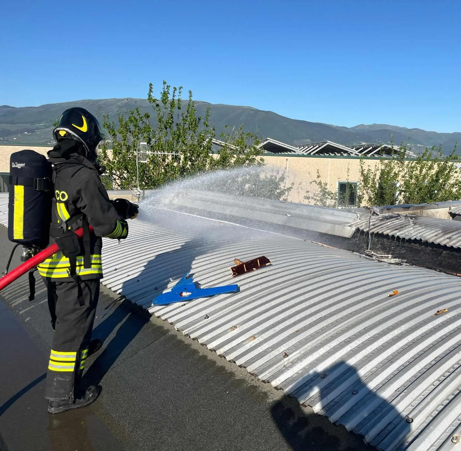 Le testimonianze-choc: "Si sono alzati in volo . Poi il boato e le fiamme"