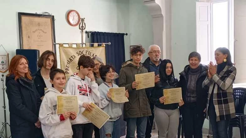 Il bando ha visto quest’anno 12 partecipanti, i quali si sono esibiti in canti e brani suonati con vari strumenti, tra cui batteria, tromba e pianoforte Il bando ha visto quest’anno 12 partecipanti, i quali si sono esibiti in canti e brani suonati con vari strumenti, tra cui batteria, tromba e pianoforte