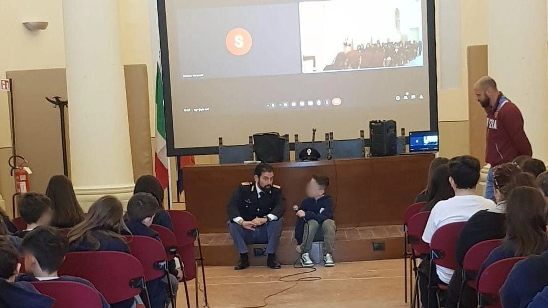 La Polizia di Perugia sensibilizza gli studenti del Comprensivo San Paolo sulla cittadinanza digitale e il cyberbullismo, promuovendo comportamenti sicuri e responsabili online.