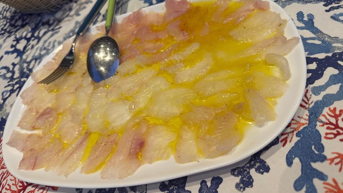 https://www.lanazione.it/image-service/view/acePublic/alias/contentid/MjRkOGNkMGUtODRiZC00/0/carpaccio-di-pesce-scorpione-il-nome-piu-corretto-pero-e-pesce-leone-il-risultato-non-cambia-questa-specie-aliena-invasiva-ha-invaso-il-mediterraneo-in-grecia-viene-pescato-e-messo-in-tavola-foto-enzo-toja.jpeg?f=16:9&w=1200&h=630