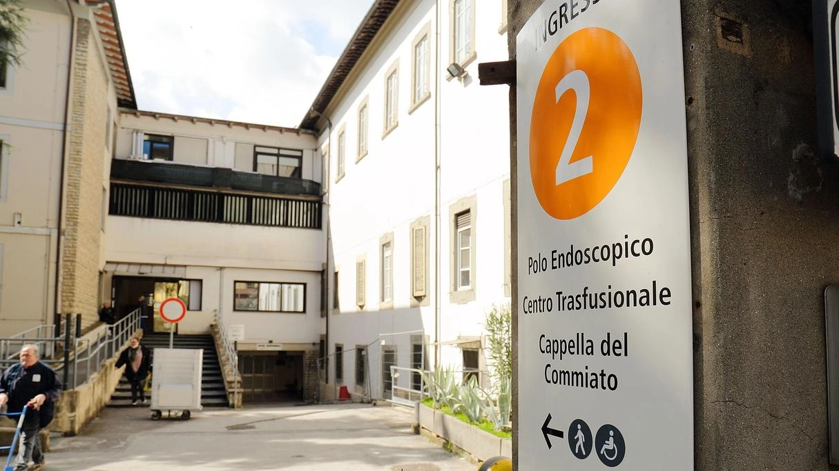 L’ingresso delle cappelle del commiato all’ospedale di Pescia (Goiorani)